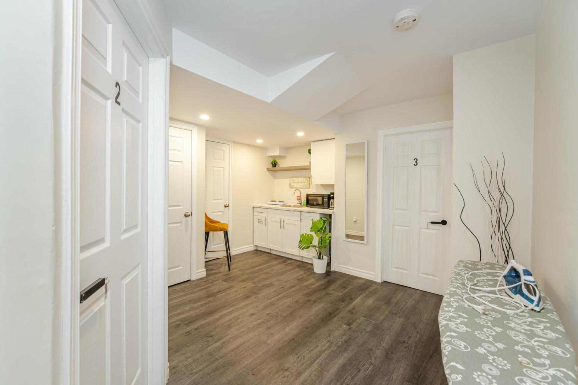 Private Basement Bedrooms In Оквілл Екстер'єр фото