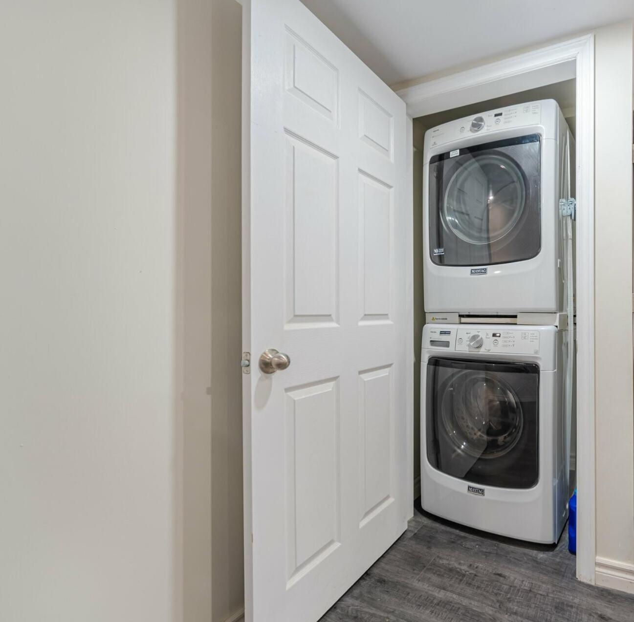 Private Basement Bedrooms In Оквілл Екстер'єр фото