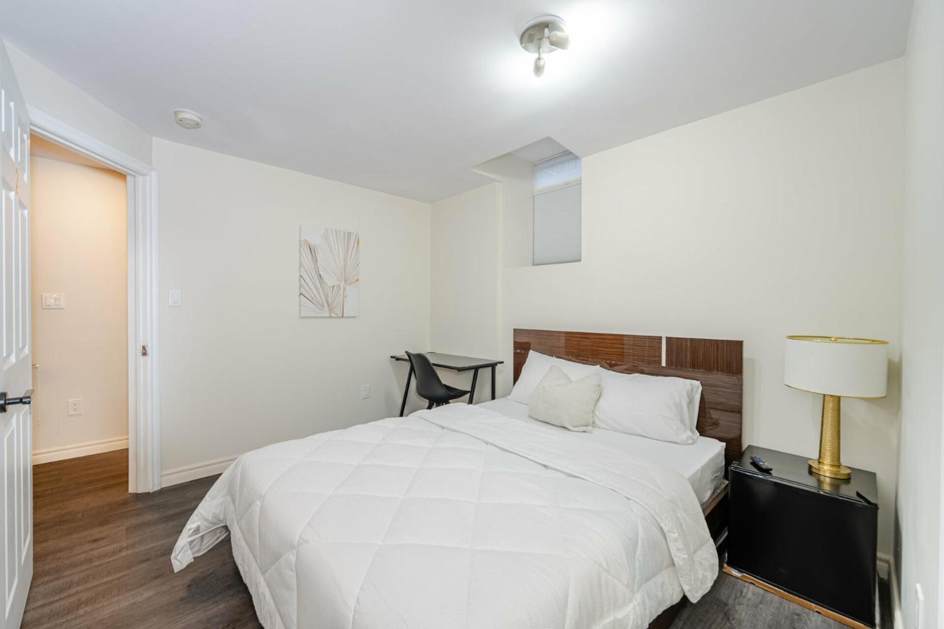 Private Basement Bedrooms In Оквілл Екстер'єр фото